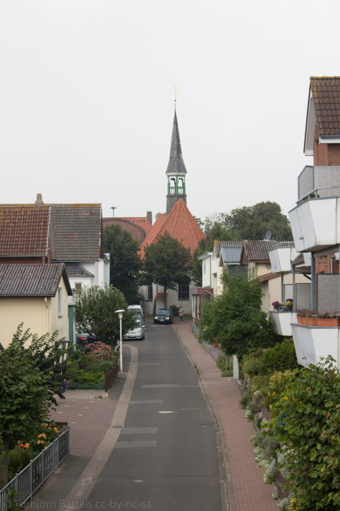 Blick auf Kirche in der Tiefe entlang einer Straße