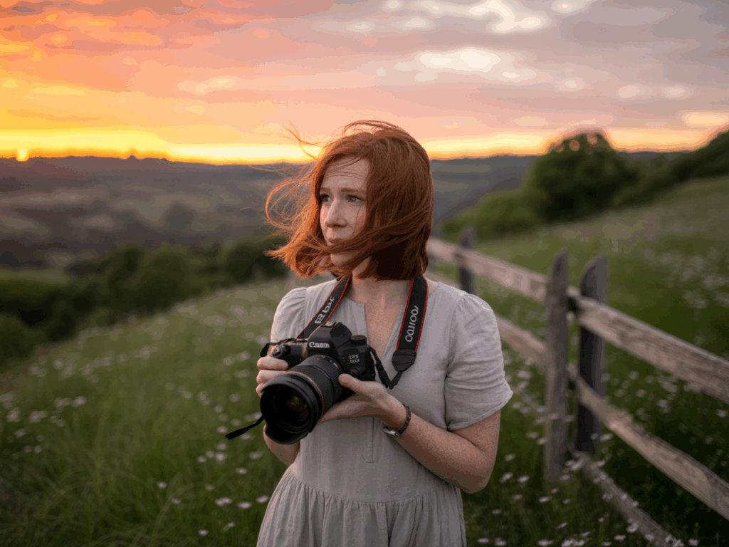 Erwachsener Anfänger mit DSLR-Kamera im Sonnenuntergang – der erste Schritt beim Fotografieren lernen