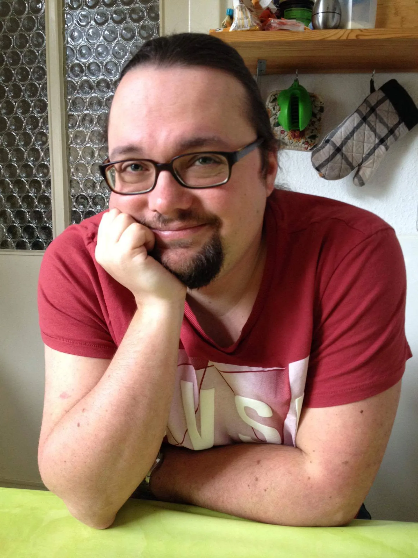 Bild von Torbjoern Bartels sitzend mit Blick in die Kamera