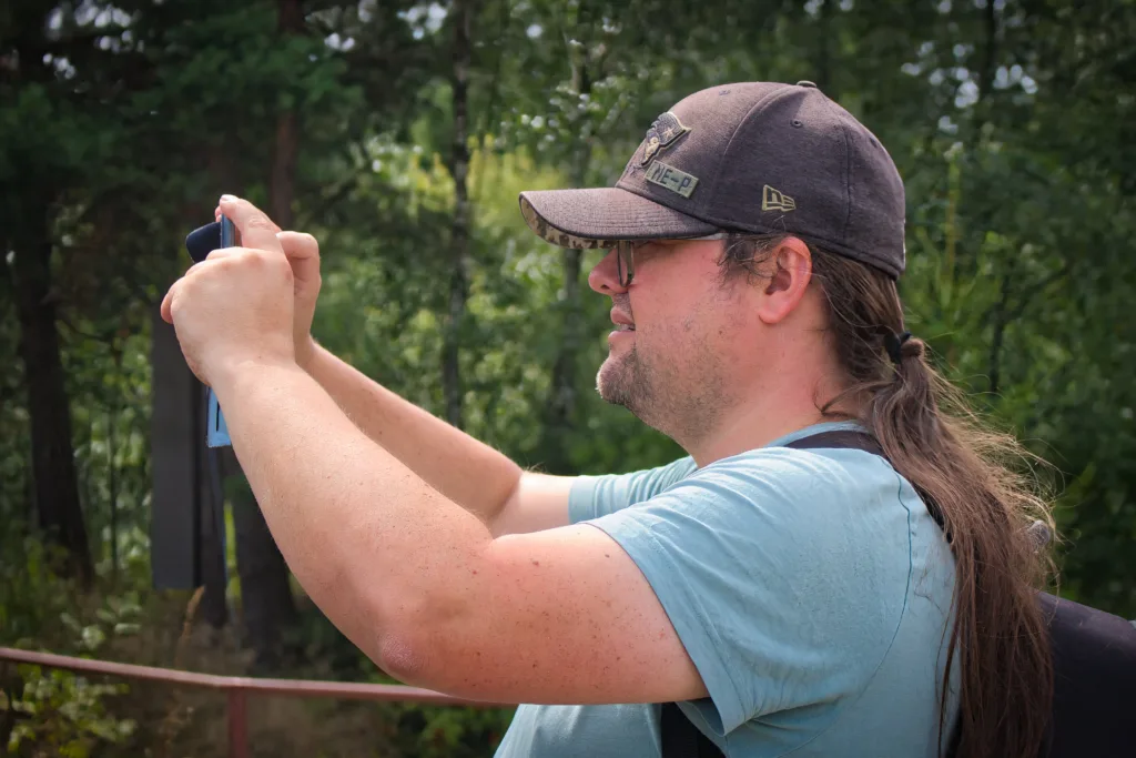 Torbjörn Bartels beim Fotografieren mit dem Handy