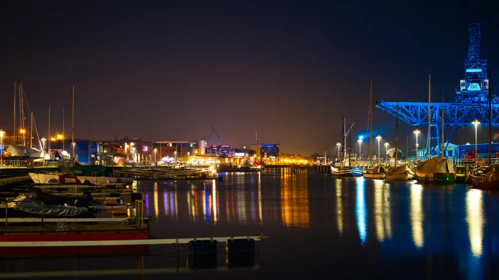 Hafen von Rostock bei Nacht