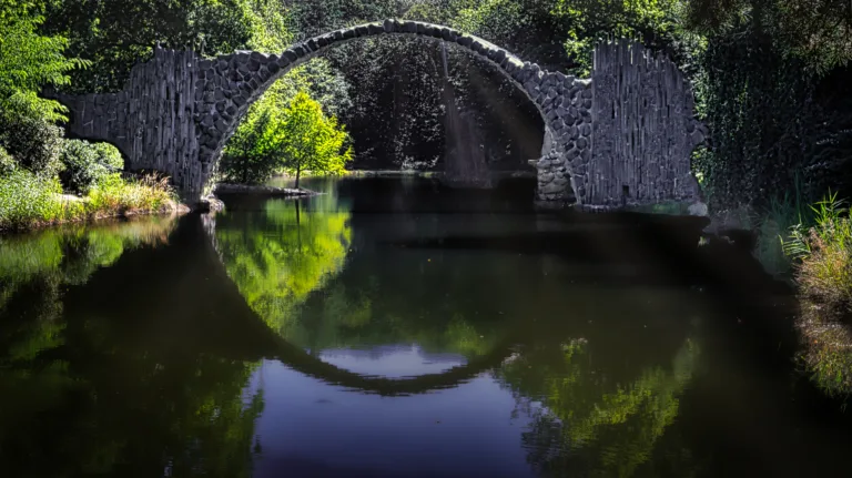 Rakotzbrücke mit alternativen Sonnenstrahlen