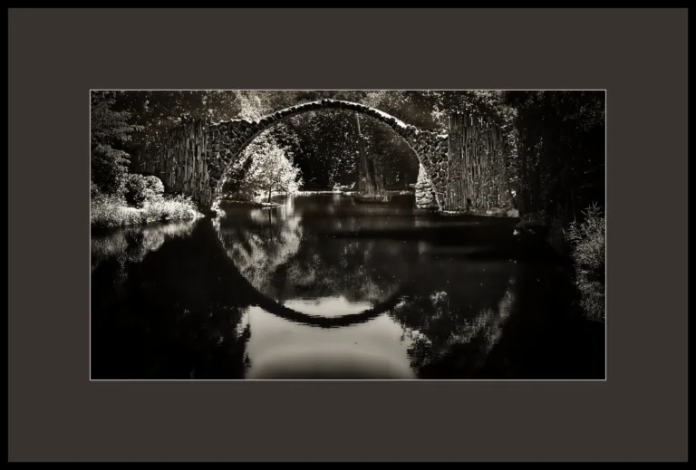 Rakotzbrücke in Schwarzweiß mit Rahmen