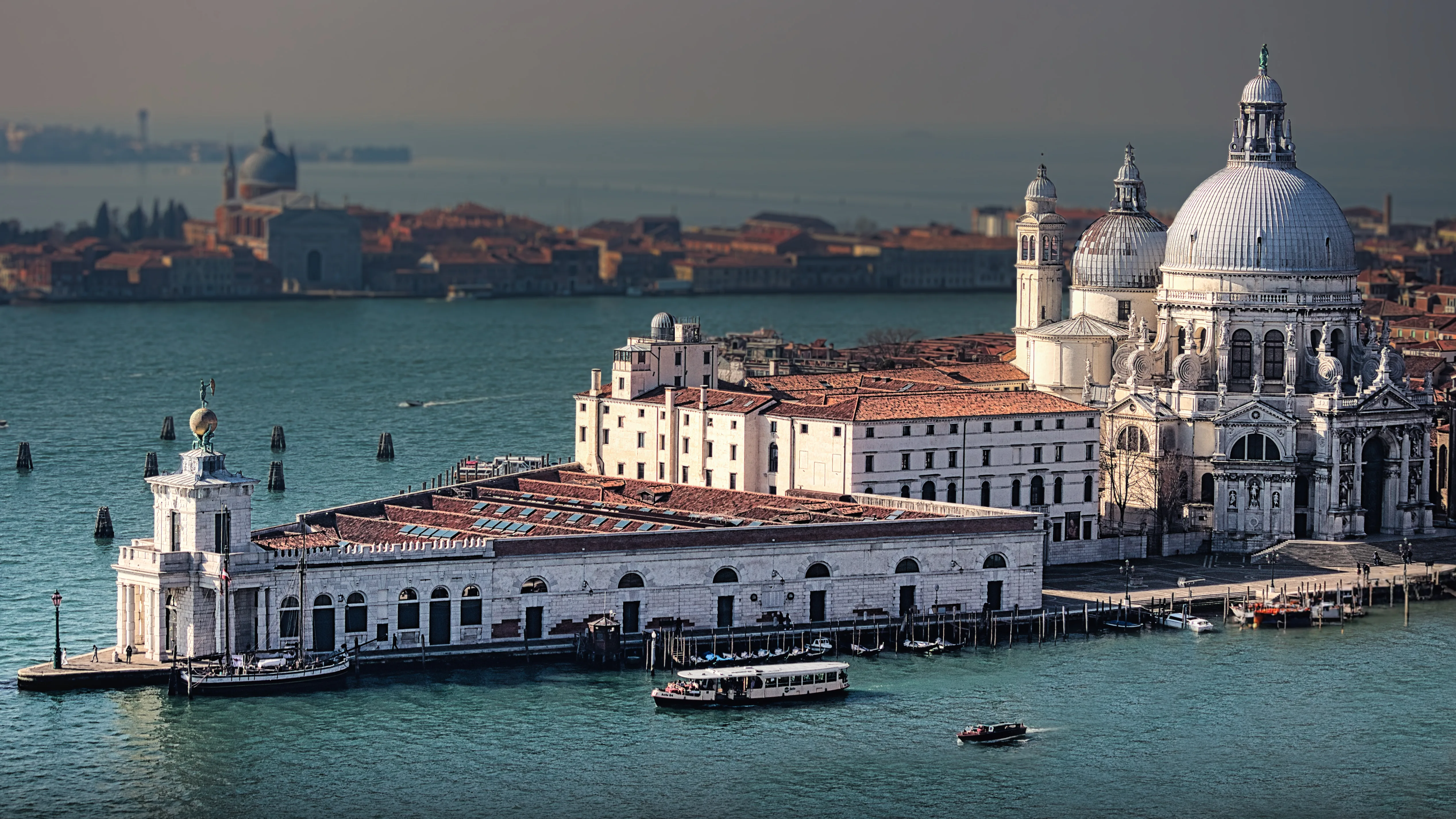 Jims Bearbeitung der Venedig-Aufnahme im Dunst mit breitem Zuschnitt, reduziertem Vordergrund und mehr Lichttiefe