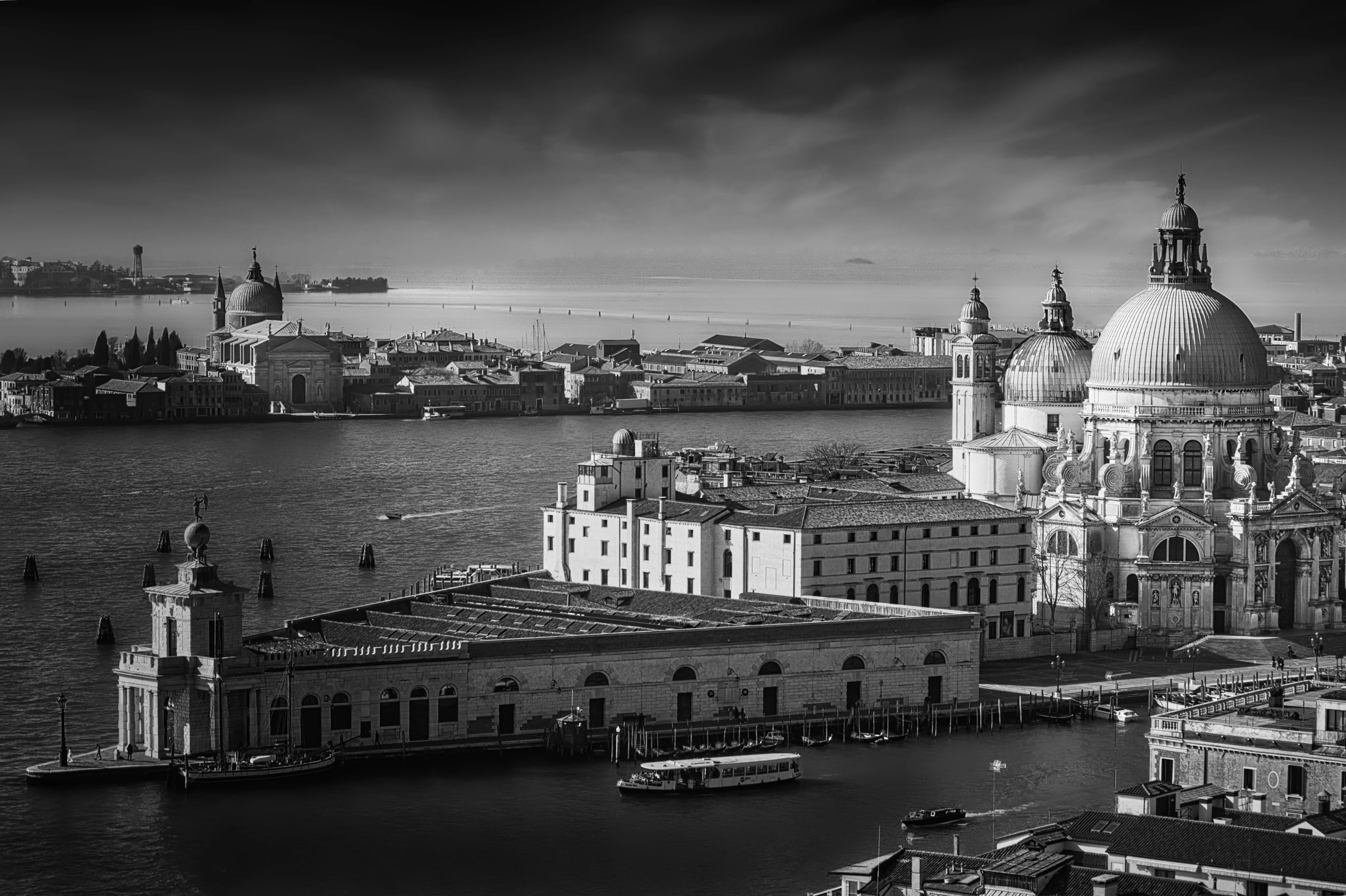 Georges Bearbeitung der Venedig-Aufnahme im Dunst mit ersetztem Himmel, Schwarzweiß-Look und stärkerem Kontrast