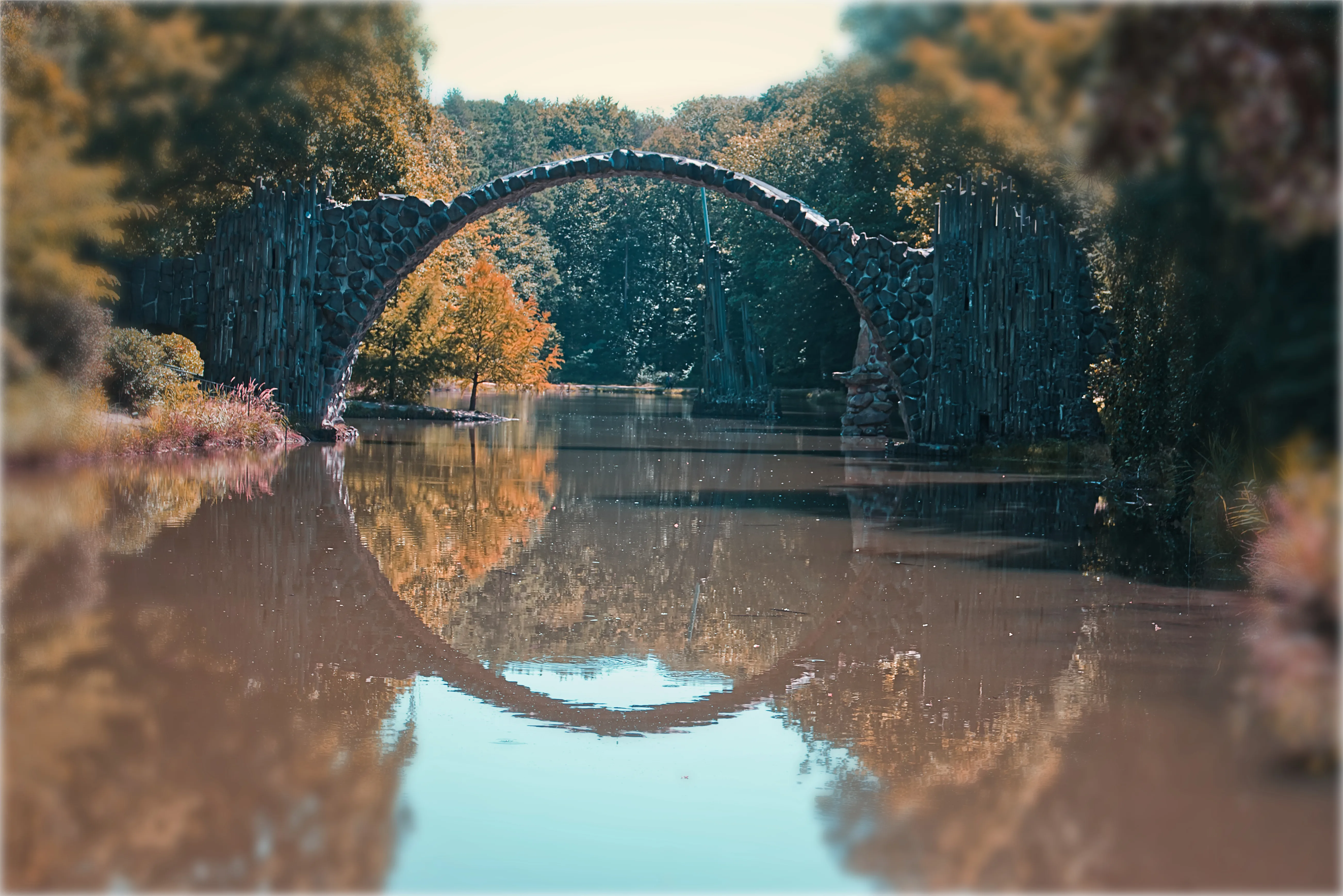 Ulrich Köhlers herbstliche Bearbeitung der Rakotzbrücke mit Farbverschiebung, Unscharfvignette und aufgehellter Brücke