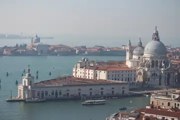 Ausgangsbild der Lichtbeute-Mitmachrunde vom 25. September 2026: dunstige Venedig-Aufnahme vor der Bearbeitung