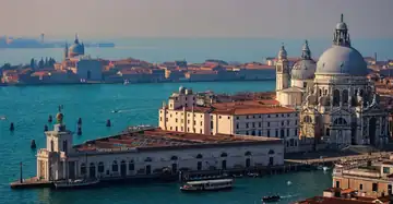 Torbjörns Bearbeitung der dunstigen Venedig-Aufnahme mit kräftigerem Wasser, klareren Details und stärkerem Fokus auf die Kirche